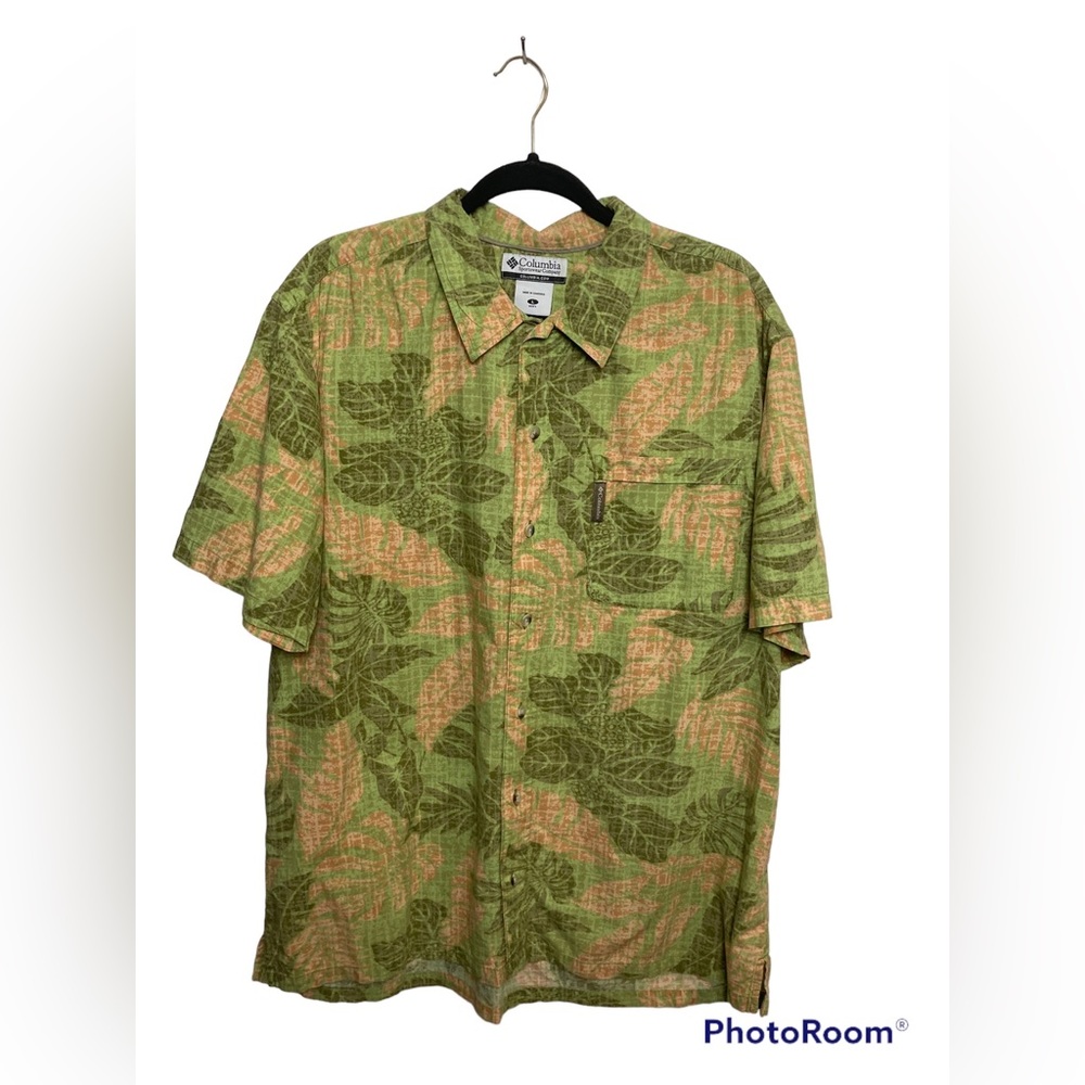 Columbia green leaf pattern short sleeve button up shirt. Large